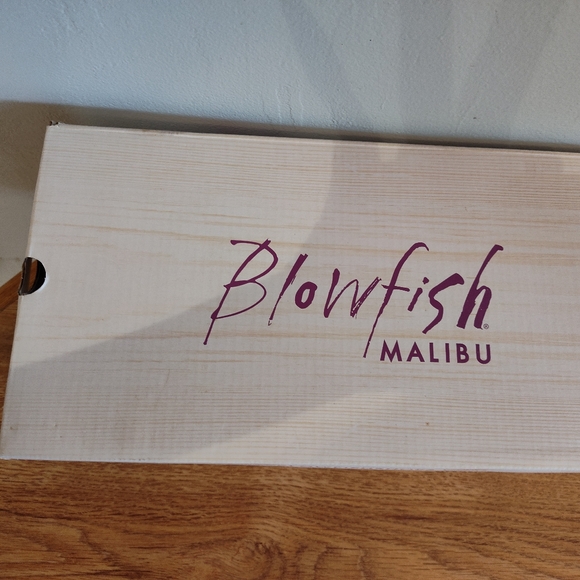 Size 7 Blow Hard red white and blue sneakers - Picture 11 of 12